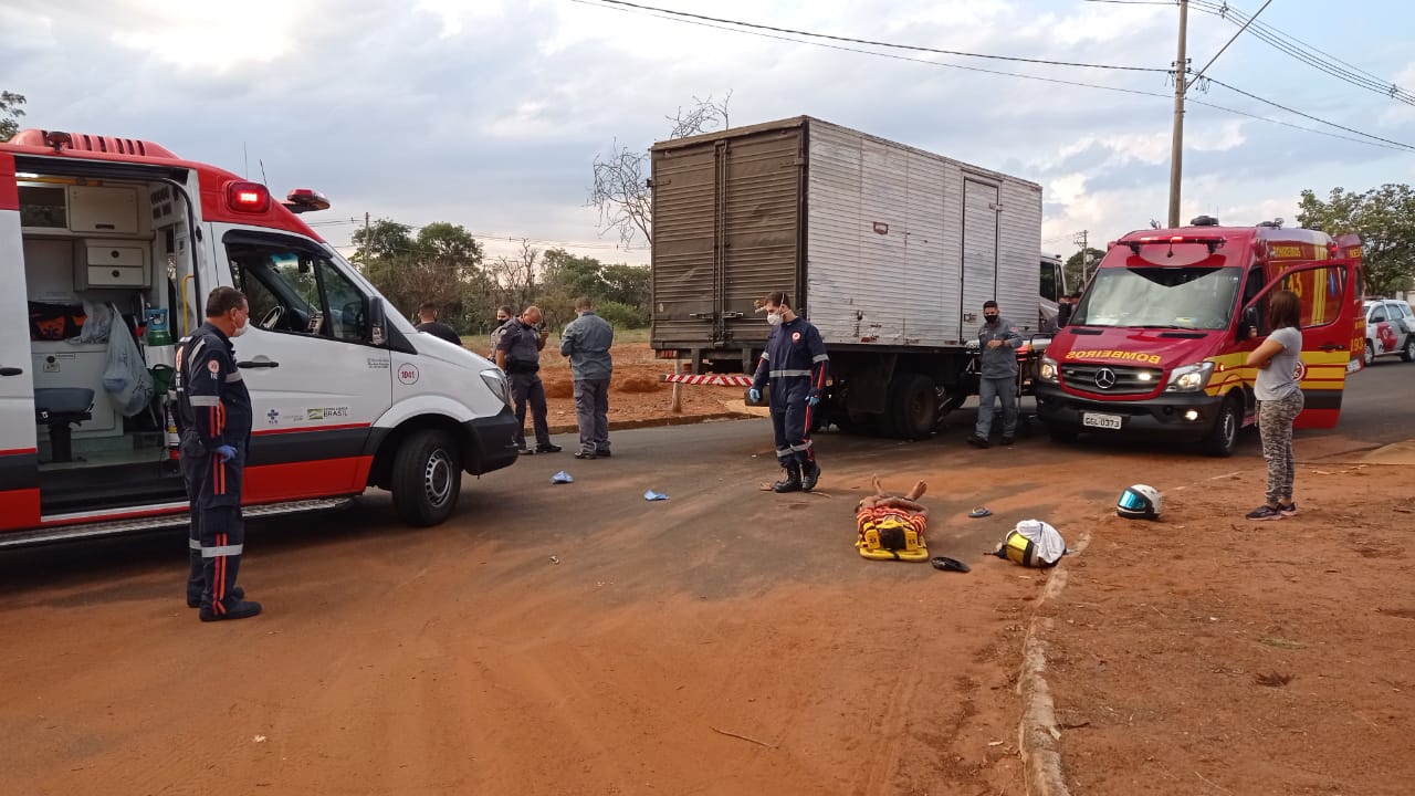 Foto 3 de 3 — Adolescentes ficam feridos após acidente entre caminhão e motocicleta